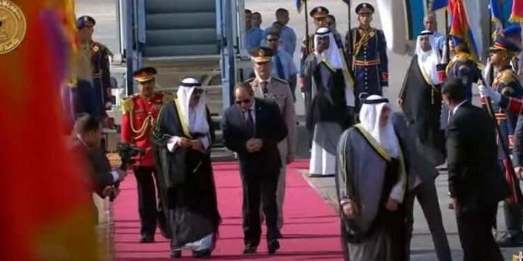 الرئيس السيسى يستقبل أمير الكويت فى مستهل زيارته إلى القاهرة