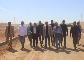 وزير الإسكان يتابع أعمال الطرق بالمنطقة الصناعية بالعاشر من رمضان
