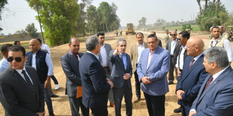 وزير التنمية المحلية ومحافظ الغربية يتفقدان مشروعات الرصف والتطوير بمركزي زفتى والسنطة
