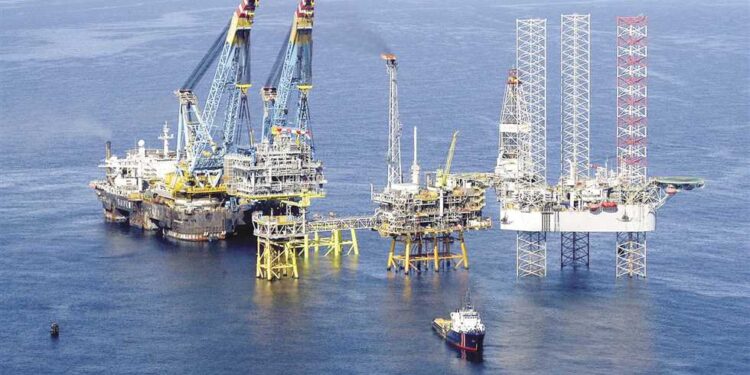 البترول: تسريع أعمال تنمية حقول خوفو ونرجس والمرحلة 11 بغرب الدلتا لزيادة الإنتاج