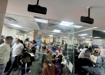 رئيس جهاز العبور الجديدة يتابع سير العمل بمركز خدمة تقنين أوضاع المناطق المضافة للمدينة