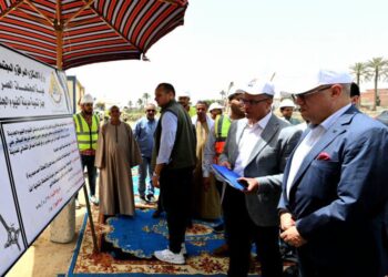 وزير الإسكان يتفقد المرحلة الأولى من الطريق الرابط بين مدينتى الفيوم والفيوم الجديدة