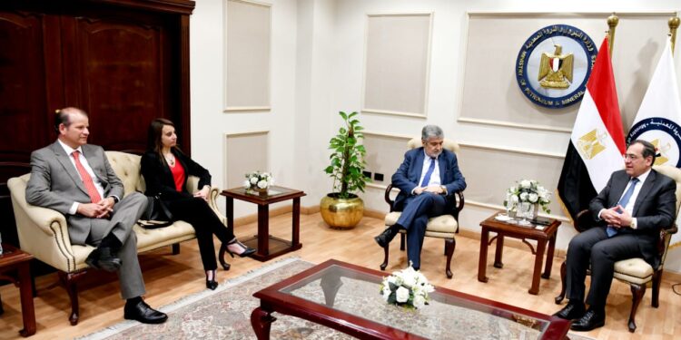 وزير البترول يستقبل السفير التشيلى بالقاهرة