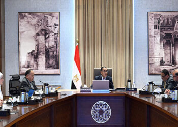 رئيس الوزراء يناقش سُبل تنمية سوق الأوراق المالية