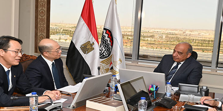 وزير قطاع الأعمال العام يؤكد الحرص على تنمية العلاقات المصرية الصينية