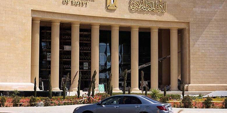 البنك المركزي المصري يبحث غدا مصير فائدة الجنيه وسط توقعات قوية بتثبيتها