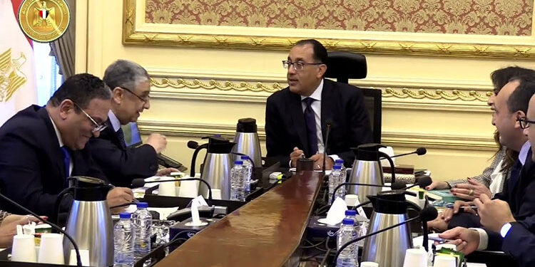 مدبولي يتابع مع وزير الكهرباء موقف المشروعات الجاري تنفيذها