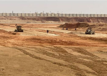 القاهرة الجديدة: جارٍ تنفيذ أعمال قطع وشق الطرق بالتجمع السادس “مثلث الأمل”