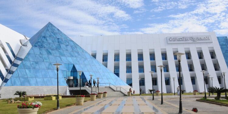 المصرية للاتصالات: لم نتلق عروضا رسمية لبيع حصتنا فى فودافون