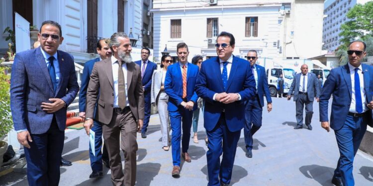 وزير الصحة يشهد تسلم 22 سيارة نفايات طبية خطرة