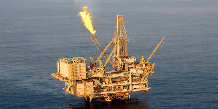 النفط يهبط 1% لأدنى مستوى في 11 أسبوعاً بعد توقعات وكالة الطاقة