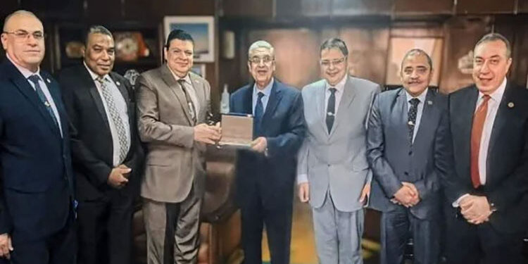 “المحطات النووية” تهدى وزير الكهرباء عملات تذكارية لـ”الضبعة”