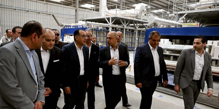 مدبولي يتفقد مشروعا لإنشاء مصنع بوتاجازات في مصر