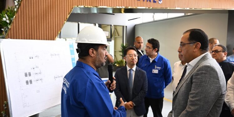 رئيس الوزراء يتفقد مجمع مصانع “سامسونج” للإلكترونيات بمنطقة كوم أبو راضي الصناعية ببني سويف