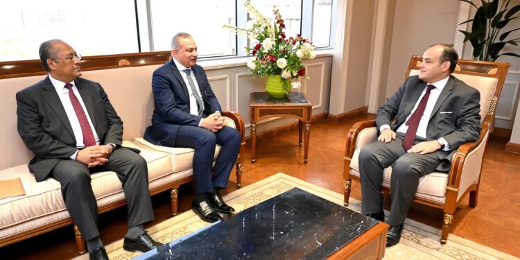 وزير التجارة يبحث مع رئيس صندوق التنمية الحضرية سبل تحقيق التنمية الصناعية بمنطقة الحرف