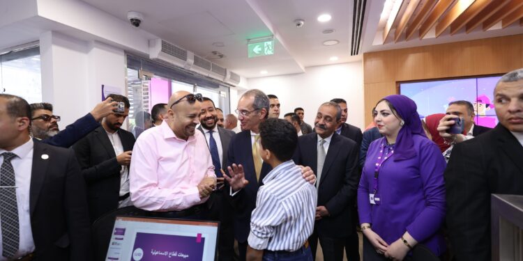 وزير الاتصالات يفتتح مبنى ومكتب بريد الإسماعيلية بعد تطويره ويتفقد مركز خدمة عملاء المصرية للاتصالات بالسلطان حسين