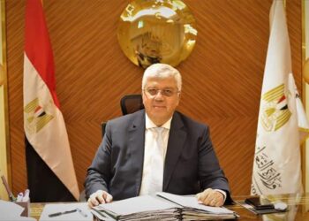 أكد الدكتور أيمن عاشور وزير التعليم العالي والبحث العلمي، ضرورة تفعيل بروتوكولات التعاون والشراكات بين الجامعات ومختلف المؤسسات الدولية والأكاديمية وزيادة التعاون في مجال التبادل العلمي والبحثي والتكنولوجي، وتبادل الزيارات والخبرات بين أعضاء هيئة التدريس والهيئة المُعاونة، لصقل خبراتهم وتنمية مهاراتهم وقدراتهم يما يعود بالنفع على المنظومة التعليمية في مصر.  الجامعات التكنولوجية تشارك في سيمينار “الاقتصاد الأخضر والحماية البيئية” بالصين وفي هذا الإطار، شاركت مجموعة من أعضاء هيئة التدريس والهيئة المعاونة بالجامعات التكنولوجية المصرية، وممثل عن المجلس الأعلى للتعليم التكنولوجي، في سيمينار بجمهورية الصين الشعبية حول “الاقتصاد الأخضر والحماية البيئية” في الدول النامية، وذلك بمشاركة ممثلين من دول (مصر، نيبال، كوبا، سريلانكا، العراق).   وتطرق السيمينار إلى مجموعة من الموضوعات المُتعلقة بدولة الصين، وما وصلت اليه حتى الأن من تطور على جميع الأصعدة الاقتصادية والاجتماعية والسياسية، كما تناول التطور في التحول للاقتصاد الأخضر والمبادرات التي أطلقتها الصين على المستوى المحلى والدولي بهدف حماية البيئة، وجهود التحول للاقتصاد الأخضر والاعتماد على الطاقة النظيفة كبديل للوقود الأحفوري، وكذلك استعراض التطور الذي حدث في المناخ وجودة الهواء، كنتيجة للاعتماد على الوقود الأخضر خلال السنوات الماضية.  التعليم العالي والبحث العلمي  كما تم عرض أوجه التعاون بين الصين وبعض الدول في مجالات توليد الطاقة المتجددة، وعرض مجموعة من المشروعات والاستثمارات التي قامت بها الصين في بعض الدول الإفريقية في مجال الطاقة النظيفة، وكذلك التحديات التي تواجه الدول النامية في سبيل التحول للطاقة النظيفة، وعرض حجم التلوث الناجم عن الصناعات المختلفة، وتأثيره على درجات الحرارة، وتأثير التلوث على الدول المجاورة، وجهود تقليل الانبعاثات وتأثيره المباشر على تحسن المناخ وانخفاض درجات الحرارة في الوقت الراهن والتوقعات المُستقبلية لدرجات الحرارة.  وأعرب المشاركون عن سعادتهم بالتواجد وتمثيل دولهم في هذا المحفل، وأكدوا على استفادتهم من المحتوى وحجم الخبرات المُتبادلة.