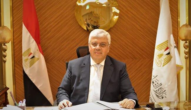 أكد الدكتور أيمن عاشور وزير التعليم العالي والبحث العلمي، ضرورة تفعيل بروتوكولات التعاون والشراكات بين الجامعات ومختلف المؤسسات الدولية والأكاديمية وزيادة التعاون في مجال التبادل العلمي والبحثي والتكنولوجي، وتبادل الزيارات والخبرات بين أعضاء هيئة التدريس والهيئة المُعاونة، لصقل خبراتهم وتنمية مهاراتهم وقدراتهم يما يعود بالنفع على المنظومة التعليمية في مصر.  الجامعات التكنولوجية تشارك في سيمينار “الاقتصاد الأخضر والحماية البيئية” بالصين وفي هذا الإطار، شاركت مجموعة من أعضاء هيئة التدريس والهيئة المعاونة بالجامعات التكنولوجية المصرية، وممثل عن المجلس الأعلى للتعليم التكنولوجي، في سيمينار بجمهورية الصين الشعبية حول “الاقتصاد الأخضر والحماية البيئية” في الدول النامية، وذلك بمشاركة ممثلين من دول (مصر، نيبال، كوبا، سريلانكا، العراق).   وتطرق السيمينار إلى مجموعة من الموضوعات المُتعلقة بدولة الصين، وما وصلت اليه حتى الأن من تطور على جميع الأصعدة الاقتصادية والاجتماعية والسياسية، كما تناول التطور في التحول للاقتصاد الأخضر والمبادرات التي أطلقتها الصين على المستوى المحلى والدولي بهدف حماية البيئة، وجهود التحول للاقتصاد الأخضر والاعتماد على الطاقة النظيفة كبديل للوقود الأحفوري، وكذلك استعراض التطور الذي حدث في المناخ وجودة الهواء، كنتيجة للاعتماد على الوقود الأخضر خلال السنوات الماضية.  التعليم العالي والبحث العلمي  كما تم عرض أوجه التعاون بين الصين وبعض الدول في مجالات توليد الطاقة المتجددة، وعرض مجموعة من المشروعات والاستثمارات التي قامت بها الصين في بعض الدول الإفريقية في مجال الطاقة النظيفة، وكذلك التحديات التي تواجه الدول النامية في سبيل التحول للطاقة النظيفة، وعرض حجم التلوث الناجم عن الصناعات المختلفة، وتأثيره على درجات الحرارة، وتأثير التلوث على الدول المجاورة، وجهود تقليل الانبعاثات وتأثيره المباشر على تحسن المناخ وانخفاض درجات الحرارة في الوقت الراهن والتوقعات المُستقبلية لدرجات الحرارة.  وأعرب المشاركون عن سعادتهم بالتواجد وتمثيل دولهم في هذا المحفل، وأكدوا على استفادتهم من المحتوى وحجم الخبرات المُتبادلة.