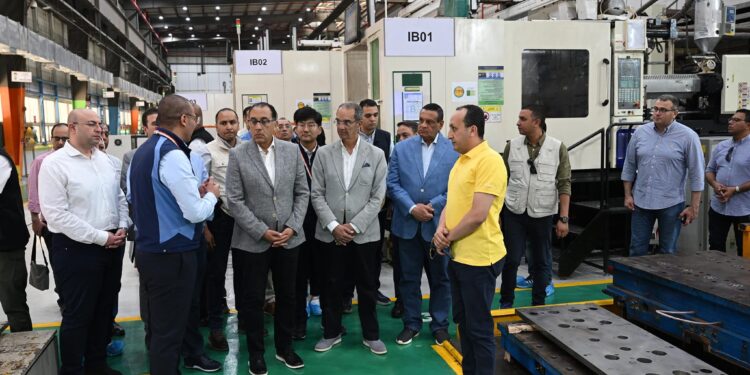 رئيس الوزراء يبدأ جولة تفقدية بعدد من المشروعات الصناعية والتكنولوجية ببني سويف