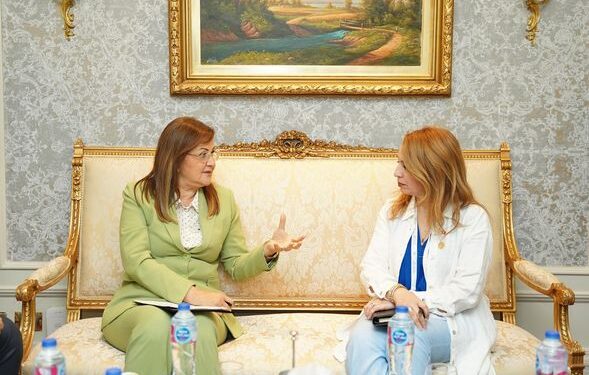 وزيرة التخطيط والتنمية الاقتصادية تبحث سبل التعاون مع نظيرتها التونسية