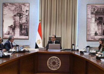 رئيس الوزراء يُتابع مع رئيس الهيئة الاقتصادية لقناة السويس ملفات العمل