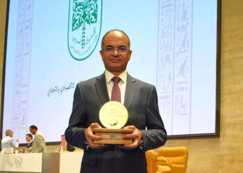 نائب وزير الإسكان يتسلم جائزة عبداللطيف الحمد التنموية عن مشروع مياه مصرف بحر البقر