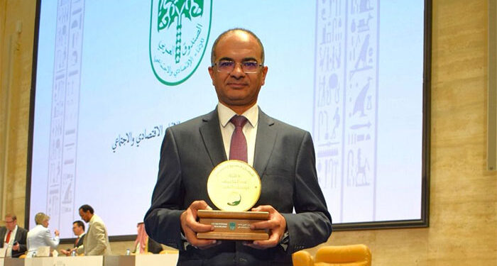 نائب وزير الإسكان يتسلم جائزة عبداللطيف الحمد التنموية عن مشروع مياه مصرف بحر البقر