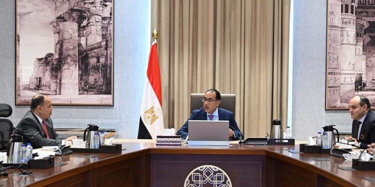 رئيس الوزراء يتابع موقف منظومة رد الأعباء التصديرية