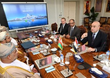 وزير الإسكان: مستعدون لنقل خبراتنا الواسعة في مجال التنمية العمرانية لأشقائنا بسلطنة عمان
