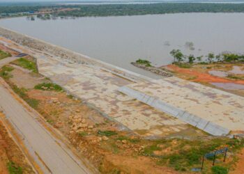 وزير الإسكان يتفقد بمشروع سد ومحطة “جوليوس نيريرى” الكهرومائية على نهر روفيجي بدولة تنزانيا