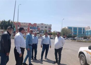 رئيس العبور يتفقد شوارع وأحياء المدينة.. ويوجه بالتواصل الدائم مع المواطنين