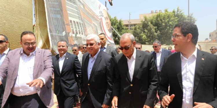 وزير التربية والتعليم يتسلم من رئيس التنظيم والإدارة نتيجة مسابقة شغل 11114 وظيفة معلم مساعد فصل