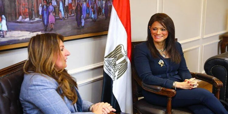 وزيرة التعاون الدولي توقع مع السفيرة الأمريكية اتفاقيات 8 منح تنموية