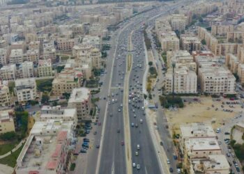 وزير الإسكان يتابع موقف مشروعات الطرق والمحاور الجاري تنفيذها بمدينة القاهرة الجديدة