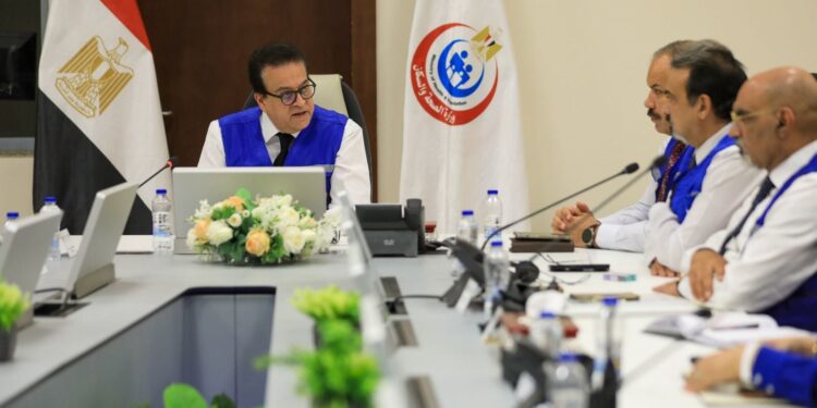 وزير الصحة يترأس غرفة الأزمات والطوارئ المركزية لمتابعة تنفيذ خطة التأمين الطبي