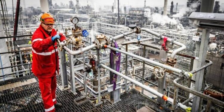 النفط يرتفع 1% بعد تغلب التفاؤل إزاء خفض سعر الفائدة على مخاوف الطلب