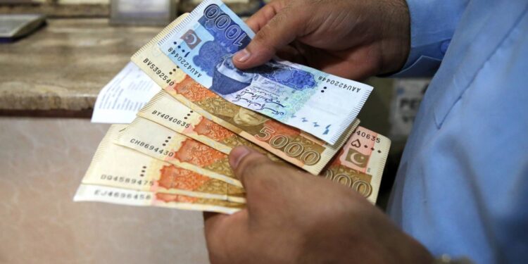 باكستان تخفض الفائدة للمرة الأولى في 4 سنوات