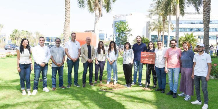 “أورنچ مصر” تطلق حملة واسعة بمشاركة الموظفين لزراعة الأشجار المثمرة