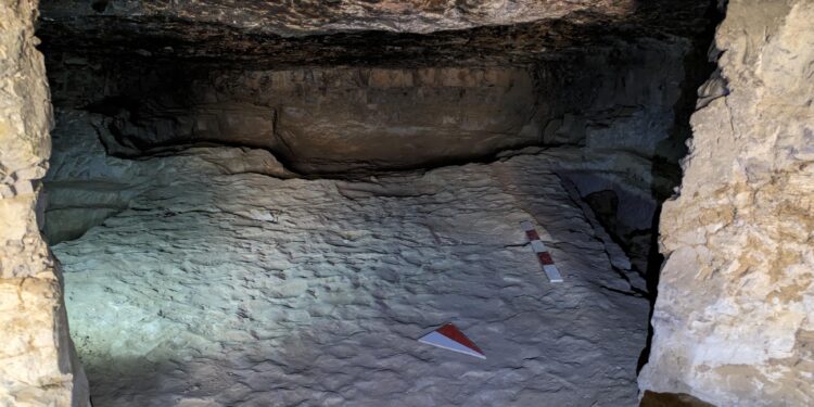 كشف أثرى لمقابر عائلية بداخلها مومياوات فى منطقة ضريح الأغاخان غرب أسوان