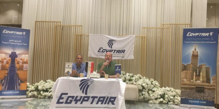 بعثة مصر للطيران تعقد اجتماعًا تنظيمًا لترتيبات عودة ضيوف الرحمن