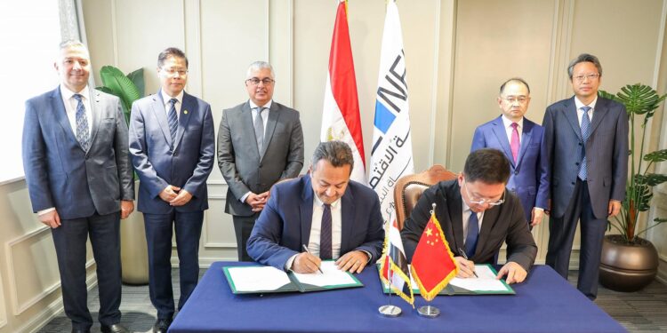 اقتصادية قناة السويس توقع اتفاقية اطارية لأقامة مشروع “جرين مارين” للكيماويات