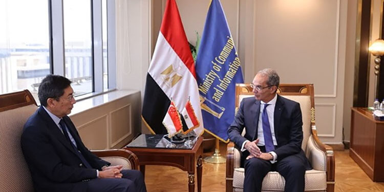 وزير الاتصالات يبحث مع سفير سنغافورة تعزيز التعاون فى مجالات التعهيد