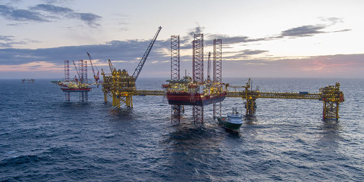 محطة الغاز المسال في بنغلاديش تستأنف عملها بعد توقف بسبب الإعصار