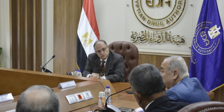 رئيس هيئة الدواء يبحث مع ممثلي الشركات المحلية وغرفة صناعة الأدوية سبل التعاون