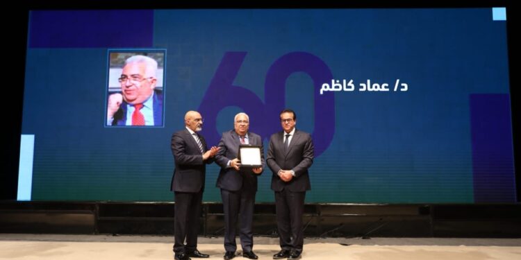 وزير الصحة يُكرم ويوجه الشكر لكافة رؤساء الهيئة السابقين على ما بذلوه من جهد لتطوير منظومة العمل