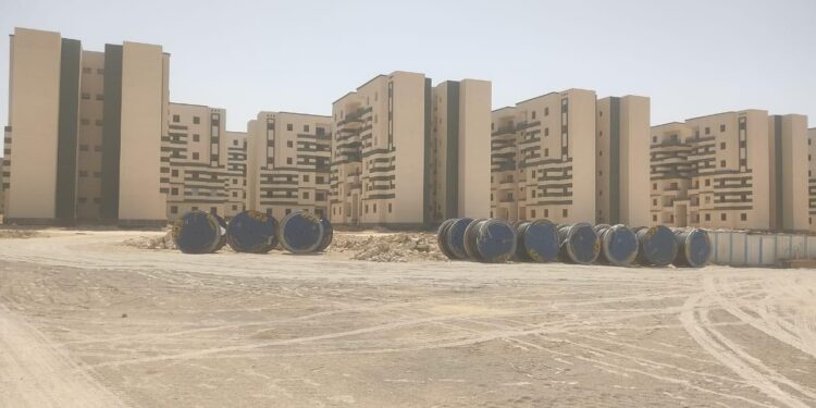 رئيس الجهاز: رفع كفاءة طرق وأرصفة المنطقة الصناعية وتنفيذ شبكة كهرباء عمارات “سكن لكل المصريين” بـ15 مايو