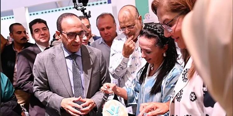 مايا مرسي تتفقد جناحي بنك ناصر الاجتماعي وصندوق عطاء بمعرض الأسرة بمهرجان العلمين