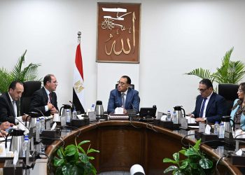 رئيس الوزراء يتابع مع وزير المالية جهود خفض الدين العام