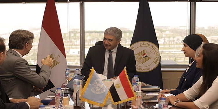 وزير السياحة والآثار والمُمثل المقيم لبرنامج الأمم المتحدة الإنمائي في مصر يبحثان تعزيز سبل التعاون