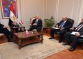 كامل الوزير يلتقي السفير البريطاني في القاهرة لمتابعة عدد من المشروعات المشتركة